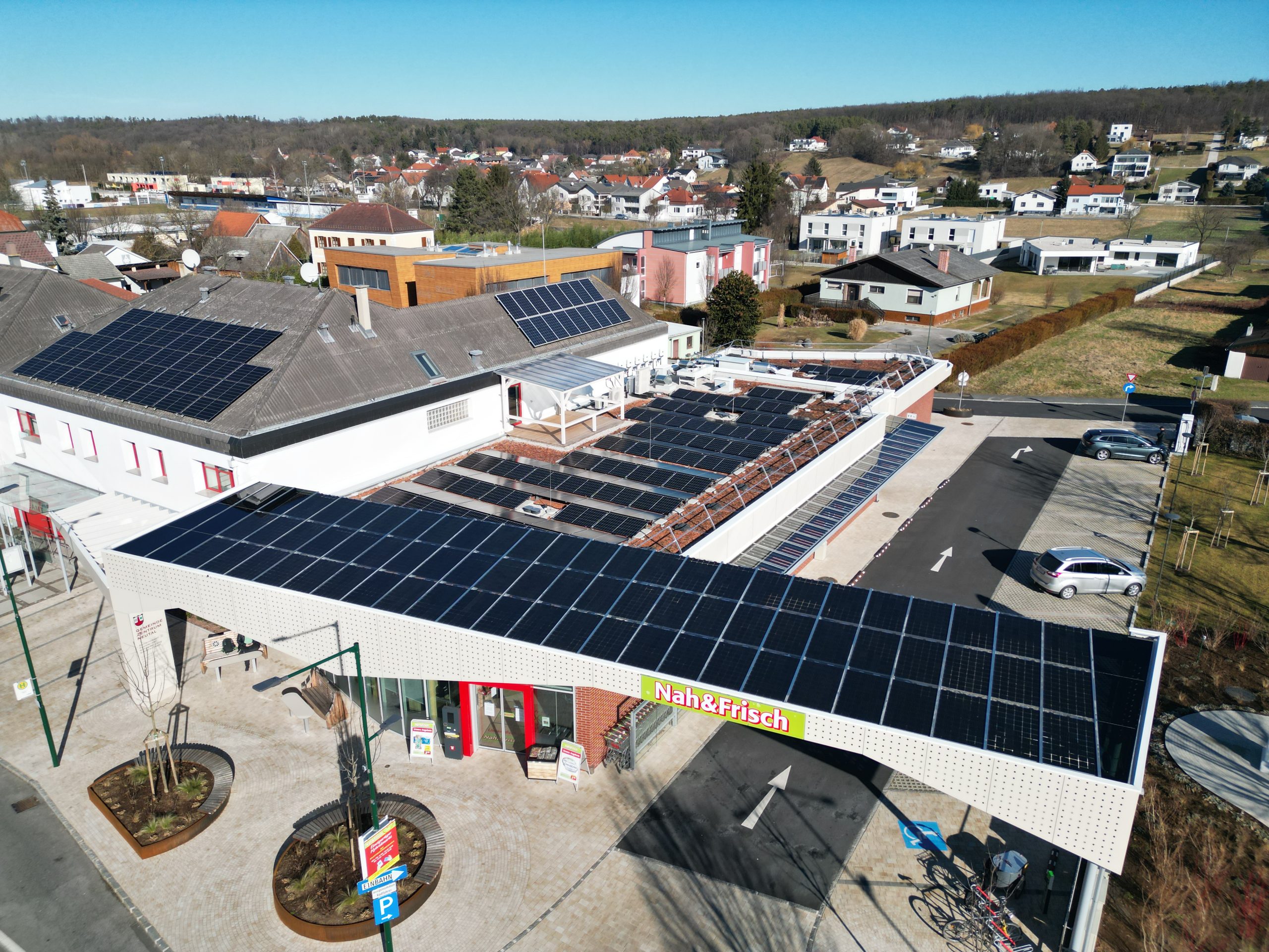 Photovoltaikanlage auf dem Dach eines Nahversorgers mit großflächig montierten PV-Modulen